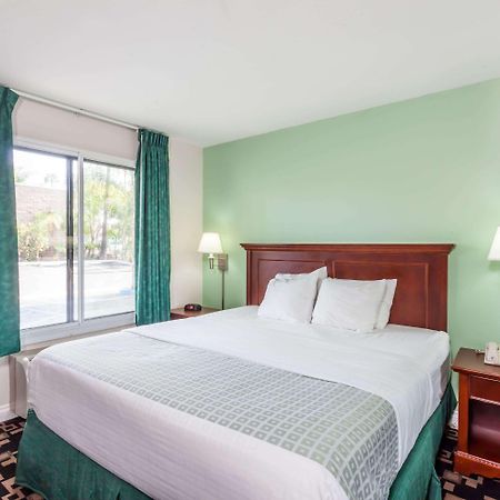 Ramada By Wyndham Oceanside Otel Dış mekan fotoğraf
